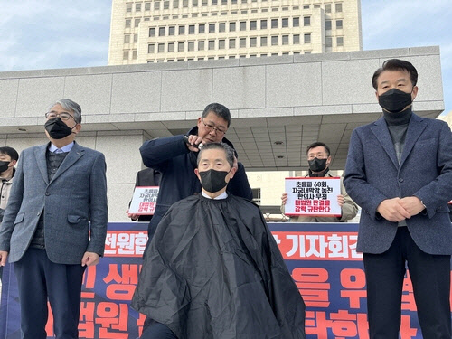 삭발하는 이필수 대한의사협회장[대한의사협회 제공]